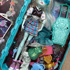 Monster high dolls & car