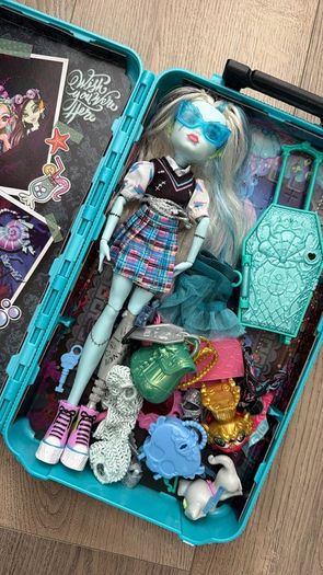 Monster high dolls & car