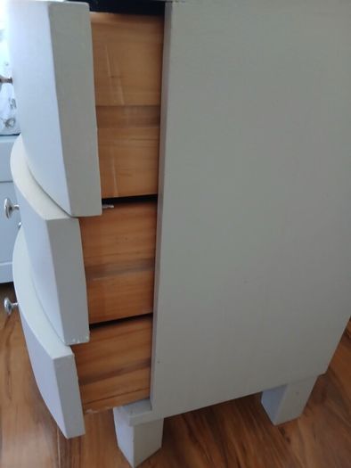 King Sleigh Bed matching lockers & chest of drawers