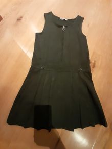 Girls grey pinafore.Age 9-10