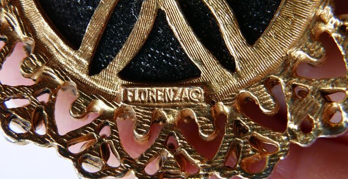 Antique Beautiful Florenza Goldtone Gilt Jet Art Brooch Pin
