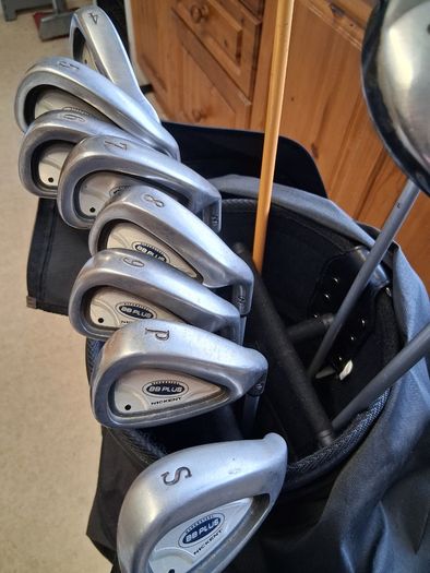 Ladies Golf Clubs.  Complete Matching Set Of Nickent Ladies Right Handed Golf Clubs in Very Good+ Condition.