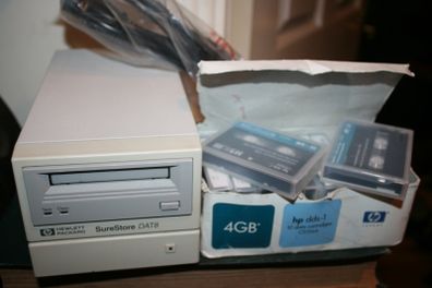 Hewlett Packard, External SCSI Tape Drive, SureStore DAT8, Used and 9 cassettes 4Gb