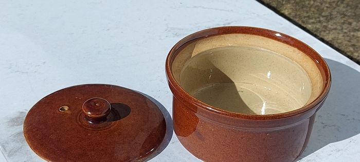 Pearsons of Chesterfield ,mini 1/2 pint individual casserole dish with lid ,,nice condition,, sold as is,