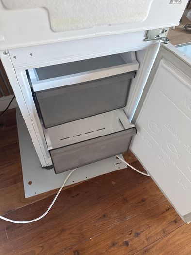 SAMSUNG integrated Fridge Freezer : BRB26705FWW