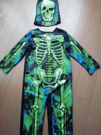Halloween costume with a mask for a 5-6 year old
