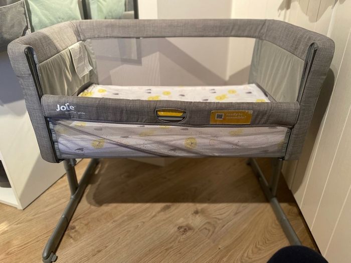 Joie Roomie Glide + gender neutral sheets and mattress cover