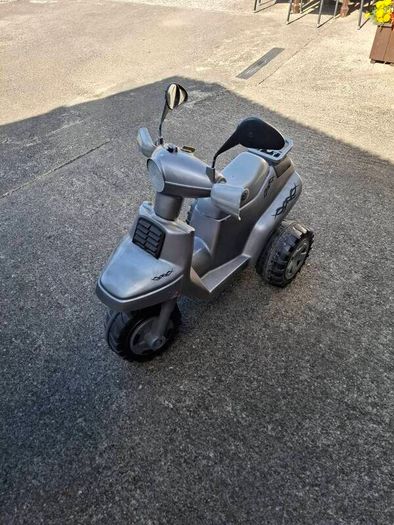 Three wheel kids motorbike