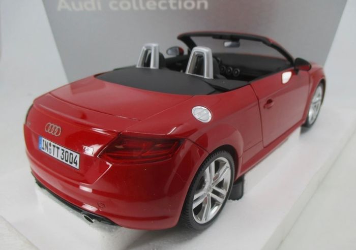 AUDI TT Roadster 2014 - Minichamps Dealer Edition 1/18 New In Box
