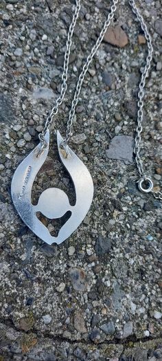 Vintage jewelry is sold individually for 5 to 10 euros