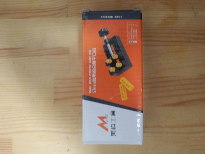 Small bench vise