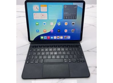 Apple iPad Pro 3rd Gen M1 128GB Black with keyboard