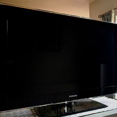 Mint Condition Samsung TV on swivel stand
