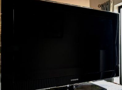 Mint Condition Samsung TV on swivel stand