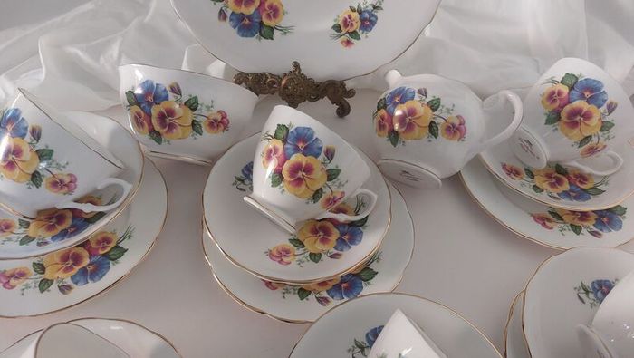 Stunning Vintage Dorchester Finest Bone China 21 Piece Teaset in a Fabulous Multicoloured Pansy Pattern in Excellent Condition
