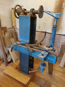 Wood-turning lathe