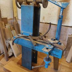 Wood-turning lathe