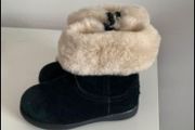 kids Uggs size 6