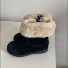 kids Uggs size 6