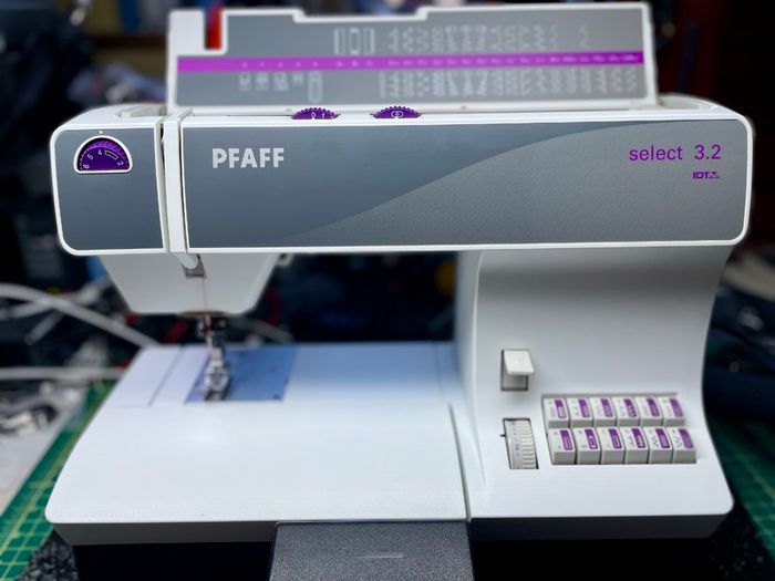 PFAFF Select 3.2 Sewing Machine - IDT - Just serviced - Like new!