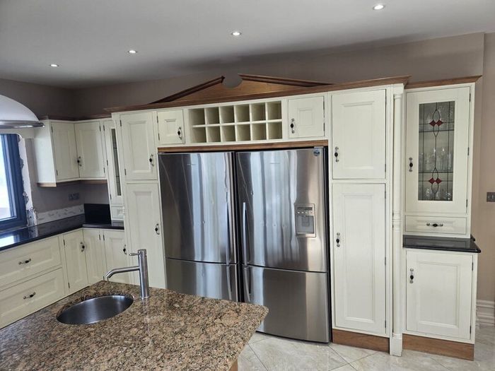 Luxury in-frame kitchen with granite worktops