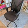 Black mesh office chair with adjustable armrests Image 2