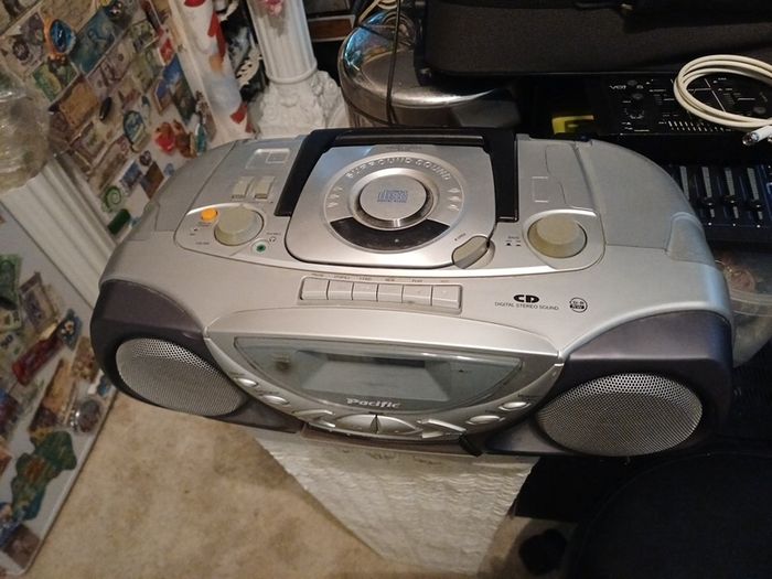 Pacific cd and radio player