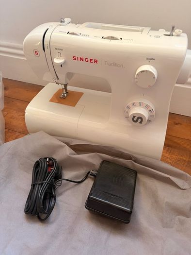 New Singer Sewing Machine & sewing kit