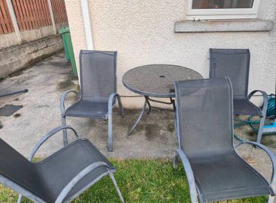 garden table and chairs