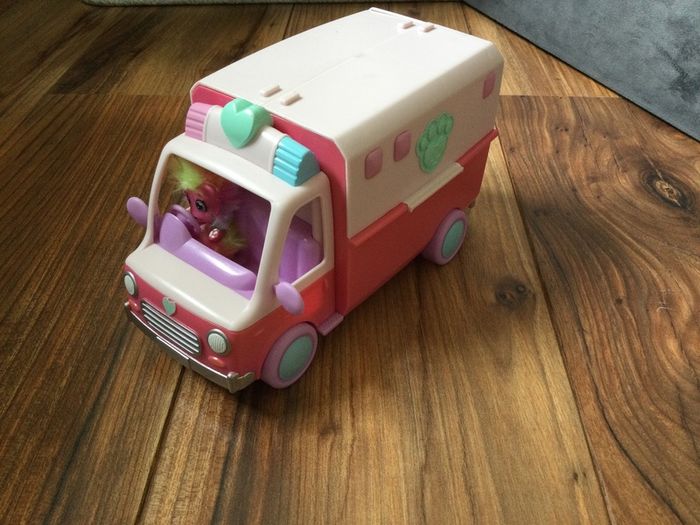 Scruff a luves ambulance