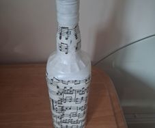 Musical ornament that lights up