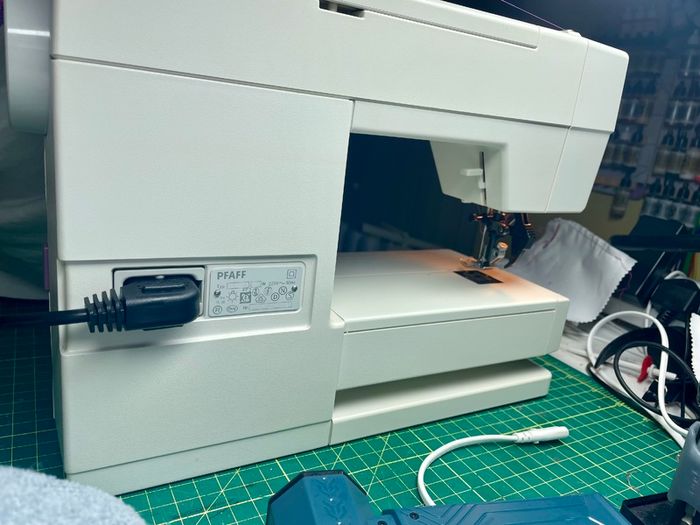 PFAFF Dualmatic 955-1 Sewing Machine with IDT(Upper walking foot) - Just serviced - Excellent condition