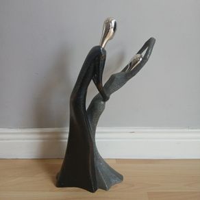 Dancing figurines
