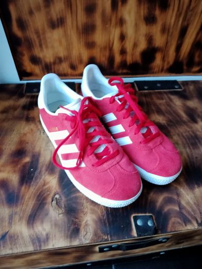 Adidas gazzel red size 3