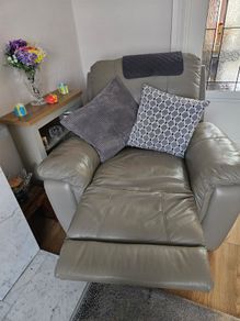 2 recliner chairs