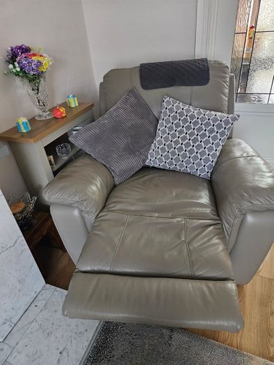 2 recliner chairs