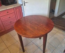 Folding round table