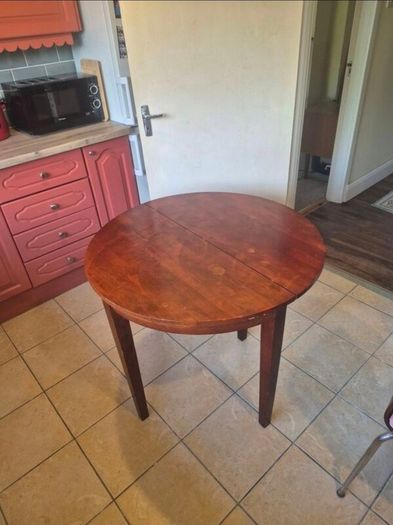Folding round table