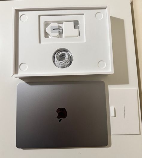 Macbook Air M2 2024 | 16gb | Like New