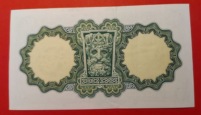 Irish 1971  2 consecutive pound banknotes in almost uncirculated condition