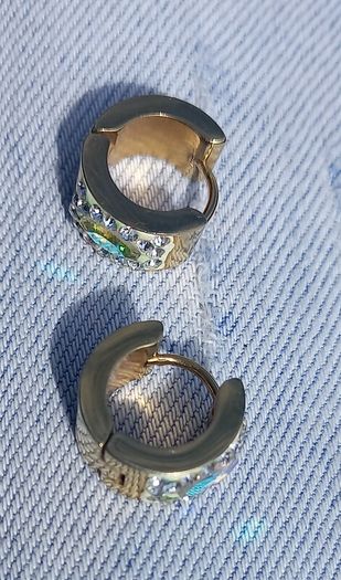 Vintage jewelry is sold individually for 5 to 10 euros