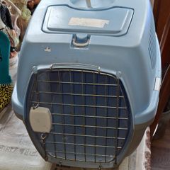 Blue and Grey Plastic Pet Carrier Ideal for Car or in house use. good for small dogs or cats, Postage or Collection