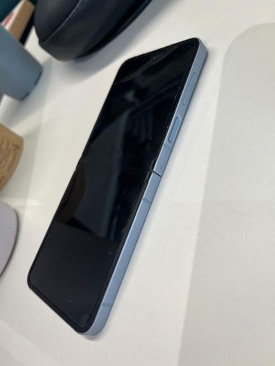 Samsung Galaxy Z Flip6 - Excellent Condition (Well Cared For)