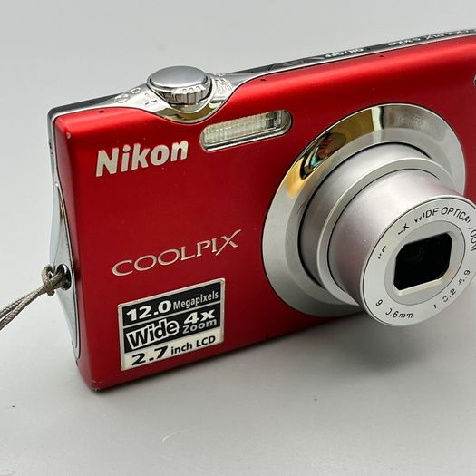 Nikon Coolpix S3000 12MP Digital Camera Red - Full Kit