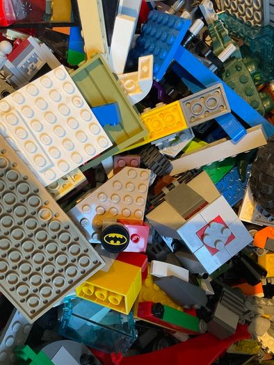 Lego - treasure chest of 5kg of Lego pieces.
