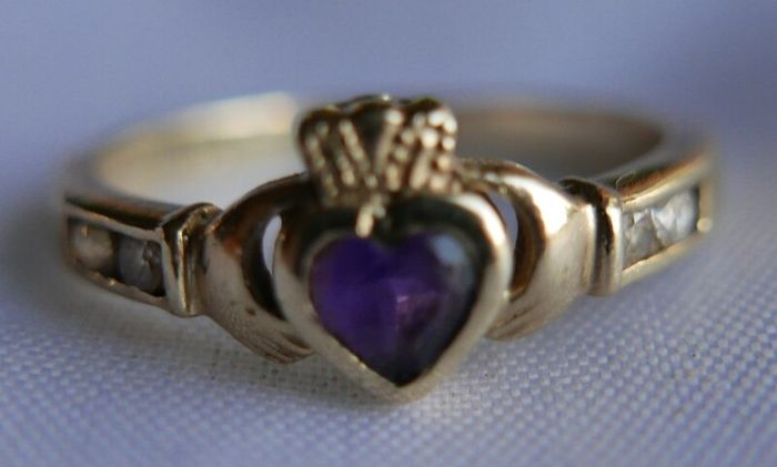 Vintage 9Ct Yellow Gold 375 Amethyst Claddagh Ring size K  1,83g