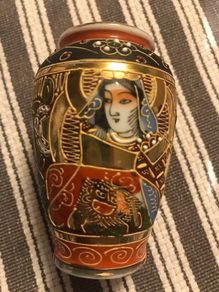 Japanese Satsuma Moriage vase 5"