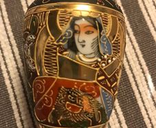 Japanese Satsuma Moriage vase 5"