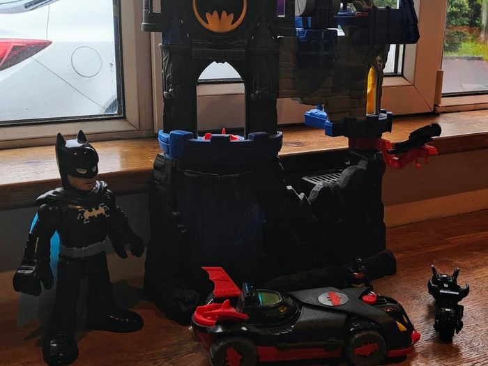 Imaginext Batman Lair and vehicles and batman