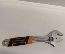 Adjustable spanner